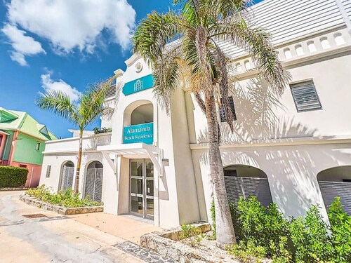 La Belle Bleue direct access to Orient Bay beach swimming pool