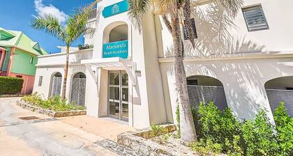 La Belle Bleue direct access to Orient Bay beach swimming pool