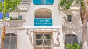 En byggnad med en skylt som visar texten ”Alamanda Beach Residence”.