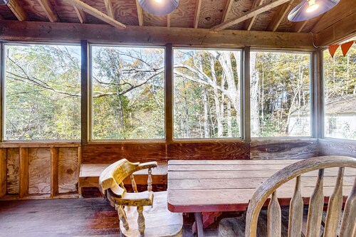 Countryside mountain-view retreat with screened porch, near ski resorts & golf