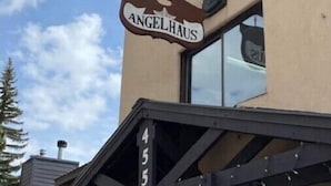 Un bâtiment sur lequel on peut lire l’inscription « Angelhaus » et le numéro « 455 » sur la façade.