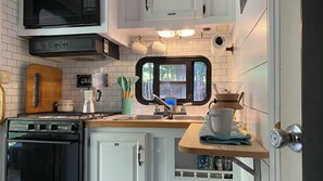 Fridge, microwave, oven, stovetop - Magical little camper in the bamboo forest - Minutes to downtown Asheville! WiFi (Asheville)