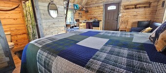 National Park Stay: Comfortable cabin in Alaska's wilds, lakes, hikes. Pets OK!