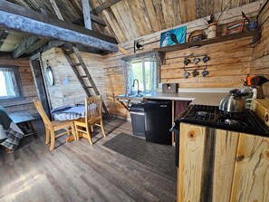 Four, cafetière/bouilloire, batterie de cuisine, vaisselle et ustensiles