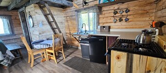 National Park Stay: Comfortable cabin in Alaska's wilds, lakes, hikes. Pets OK!