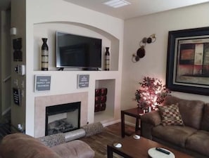 Smart TV y chimenea 