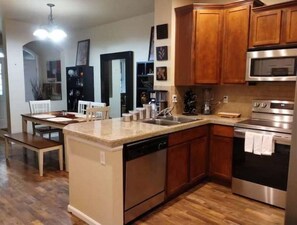 Refrigerador, microondas, horno, placa de cocina