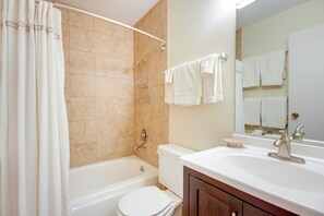 Ein Badezimmer mit Badewanne, Toilette und Waschbecken.