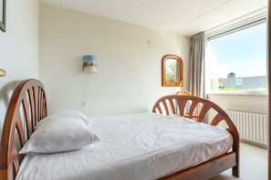 4 bedrooms, travel cot, WiFi, bed sheets