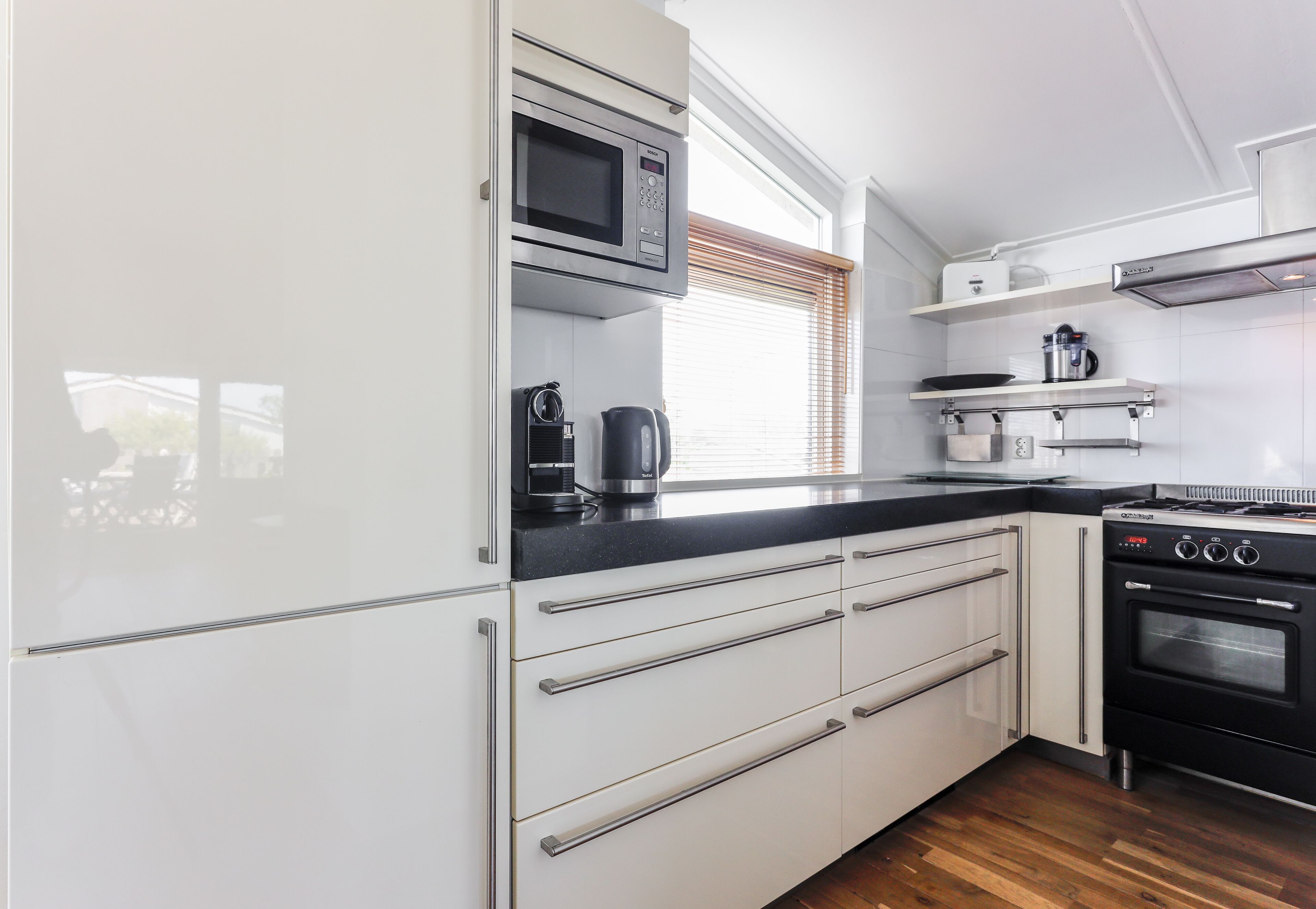 Een koelkast, een magnetron, een oven, een kookplaat