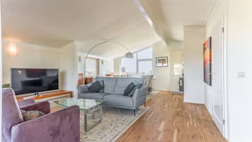 Een smart-tv en een open haard