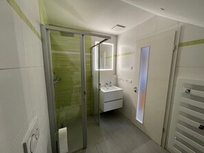 Dusche, Haartrockner, Handtücher, Seife