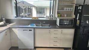 Fridge, microwave, oven, stovetop - Hosts on the Coast Tamaki Delight (Whangamata)