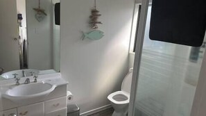 Shower, towels, shampoo