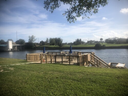 Uniquely decorated quiet condo 8 minutes from beach. 3 month rental.