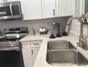 Private kitchen - E Street Gallery Entire Place (Hamilton)