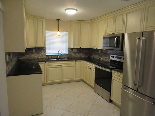 Private kitchen - 3-2 Pool Home close to Beach and intra coastal area. Room for boat in driveway. (Fort Pierce)