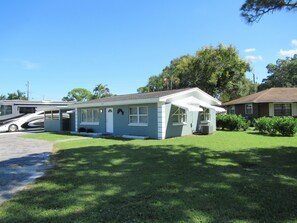 Exterior - 3-2 Pool Home close to Beach and intra coastal area. Room for boat in driveway. (Fort Pierce)