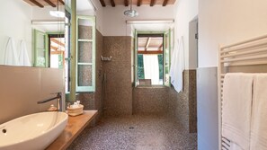 Shower, hair dryer, bidet, towels - I Lauri 12, Emma Villas (Massignano)