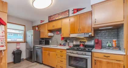 Welcome to Redbird Ranch: Your Cozy Campus Retreat at Illinois State