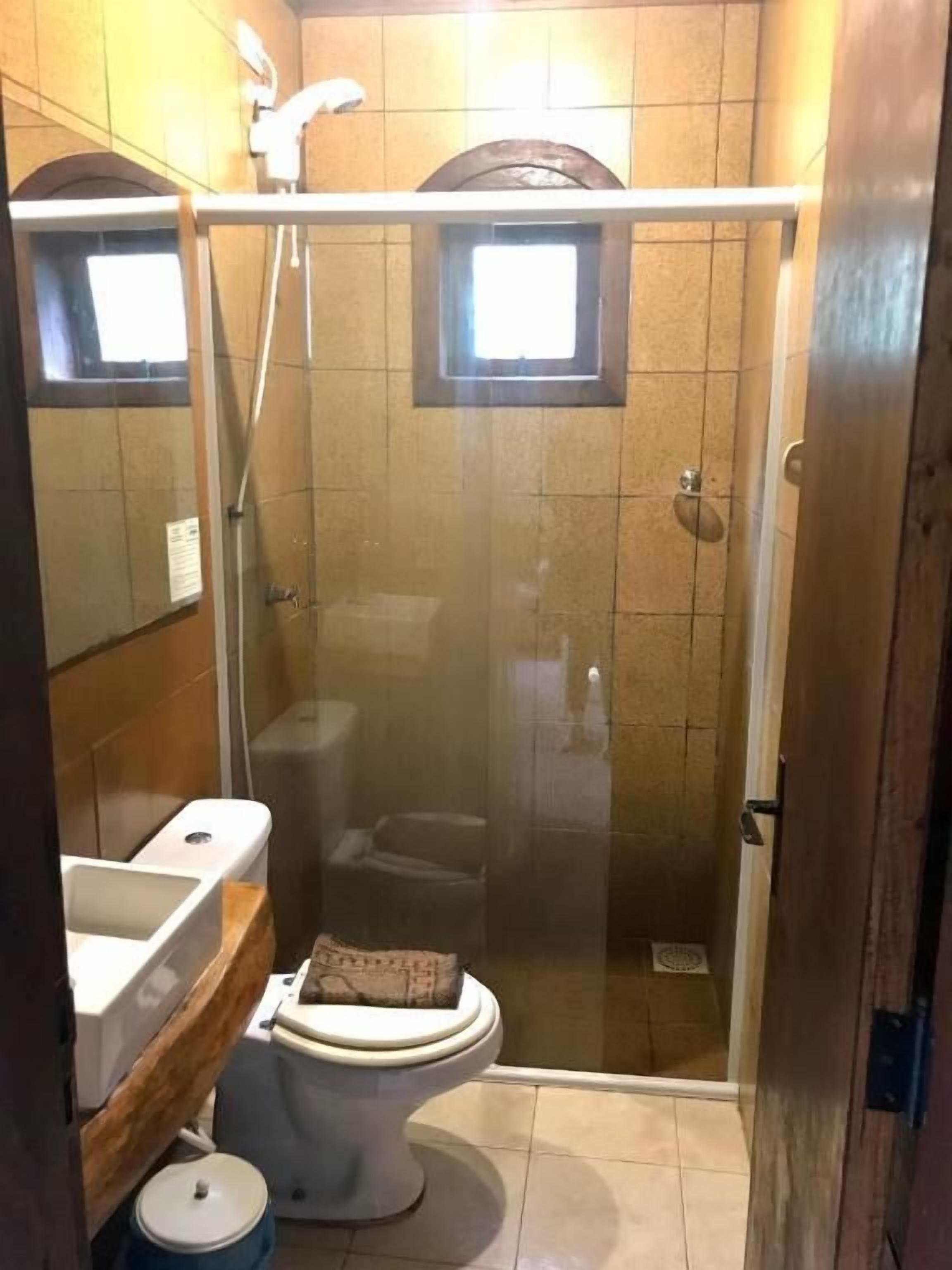 Un baño con ducha, inodoro y lavamanos.