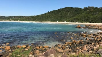 På stranden och vit sandstrand