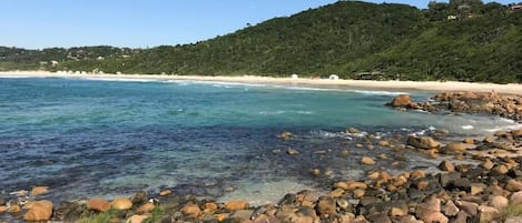 Trên bãi biển, cát trắng