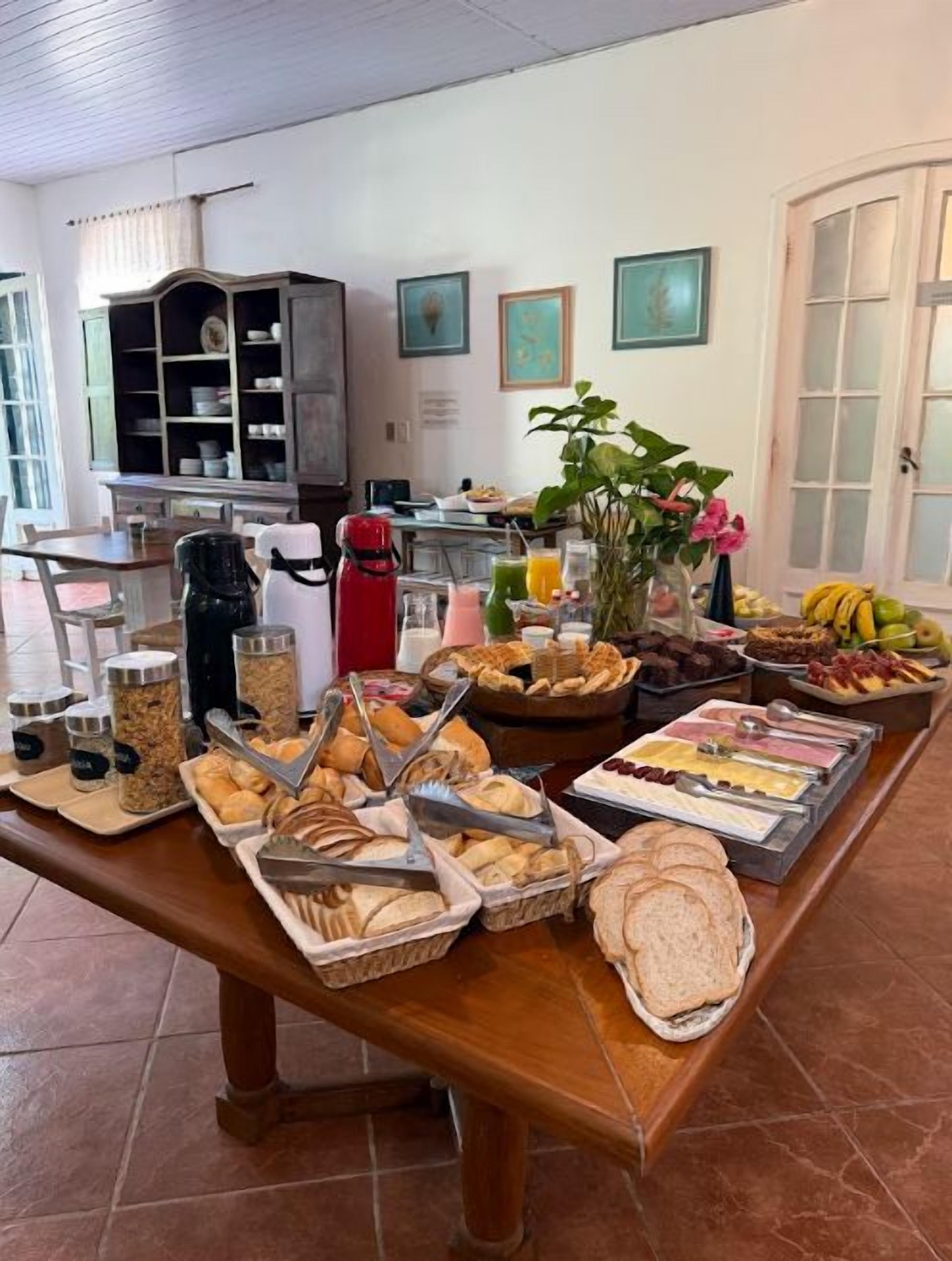 Une table de buffet avec divers plats et une machine à café.