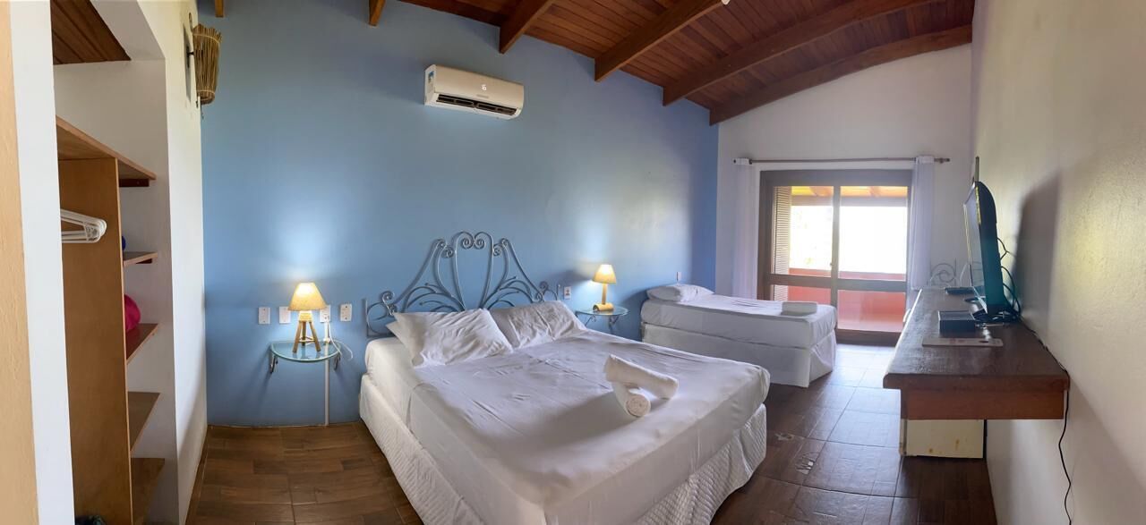 Un dormitorio con dos camas, un escritorio y una ventana.