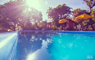 Piscina externa, guarda-sóis, espreguiçadeiras