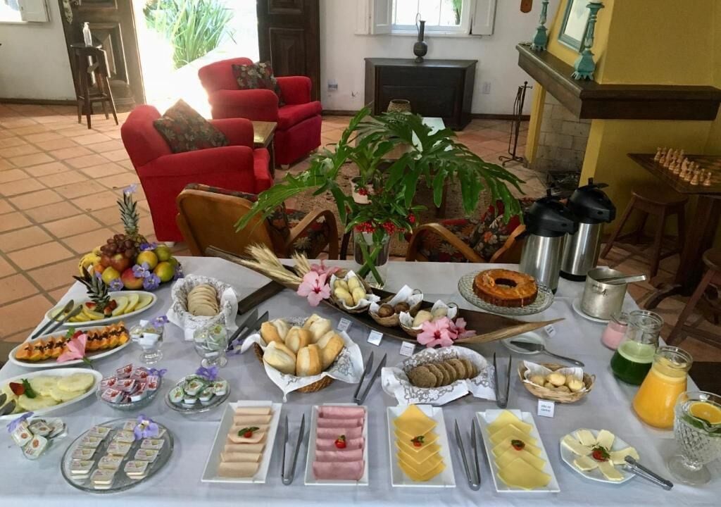 Une table à manger avec divers plats et une machine à café.
