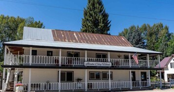 Un edificio de dos pisos con un letrero que dice 'Idaho City Hotel'.