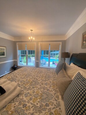 5 habitaciones, escritorio y tabla de planchar con plancha 