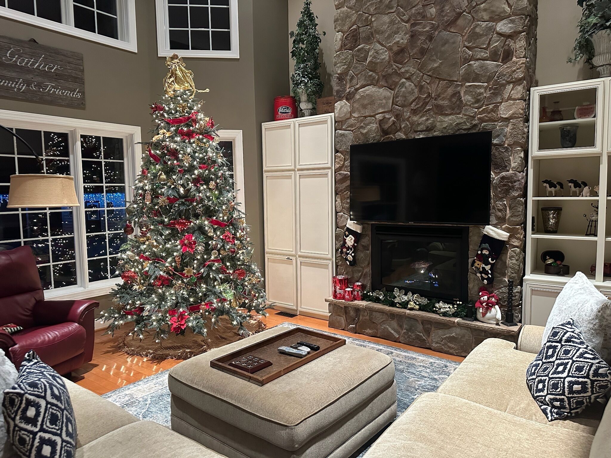 Smart-tv, een open haard, een dvd-speler en een tafeltennistafel