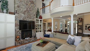 Smart TV, lareira, DVD player, mesa de pingue-pongue