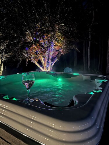 	32-Acre Retreat , Pool, Hot Tub, Theatre, Fire Pit, Games, sleeps 10 