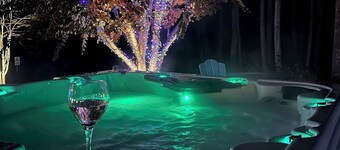 	32-Acre Retreat , Pool, Hot Tub, Theatre, Fire Pit, Games, sleeps 10 