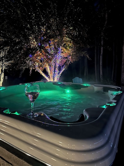 	32-Acre Retreat , Pool, Hot Tub, Theatre, Fire Pit, Games, sleeps 10 