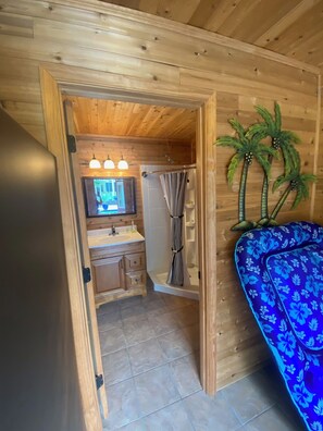 5 slaapkamers, een bureau, een strijkplank/strijkijzer, reisbedje