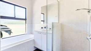 Shower, towels - Nannup Rise Holiday Home (Nannup)