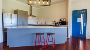 Refrigerador, microondas, horno y parrilla de estufa 