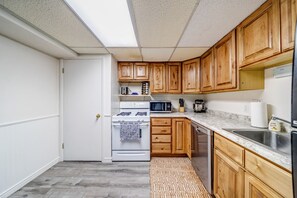 冷蔵庫、電子レンジ、オーブン、コンロ