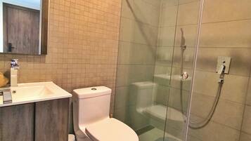 Comfort Suite | Bathroom | Shower, towels