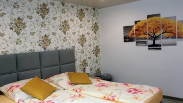 2 Schlafzimmer, Schreibtisch, Bügeleisen/Bügelbrett, Reisekinderbett