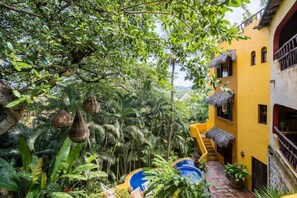 Een verwarmd zwembad