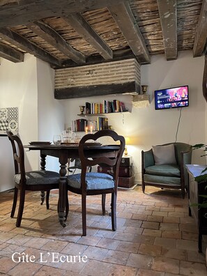 Traditional Apartment | Living area | 61-cm flat-screen TV with cable channels, Netflix, streaming services - Les Gîtes du Grand Faubourg (Lorris)