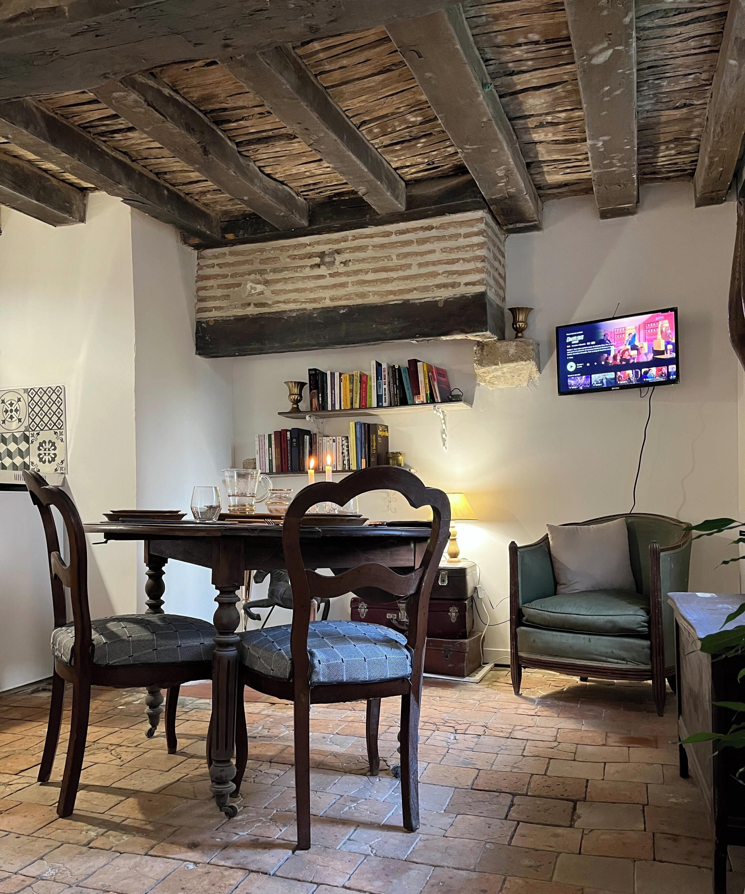 Traditional Apartment | Living area | 61-cm flat-screen TV with cable channels, Netflix, streaming services