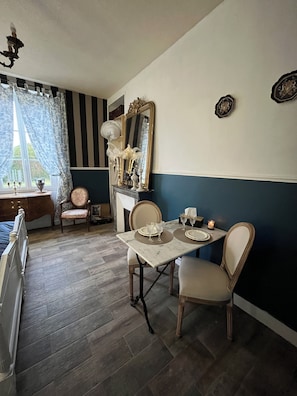 舒適開放式客房 | 客廳 | 61 厘米平面電視連有線電視頻道、Netflix、串流服務