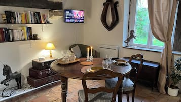 61-cm flat-screen TV with cable channels, Netflix, streaming services