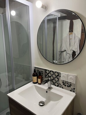 Douche, douche à « effet pluie », sèche-cheveux, peignoirs